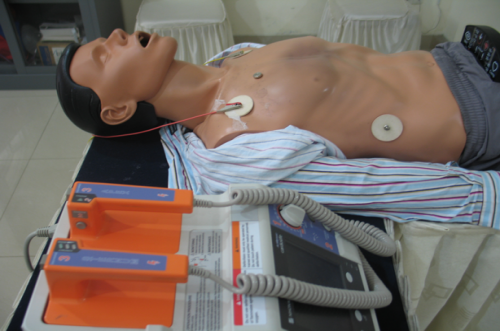 Manikin yang dipergunakan untuk latihan CPR dan Defibrilasi